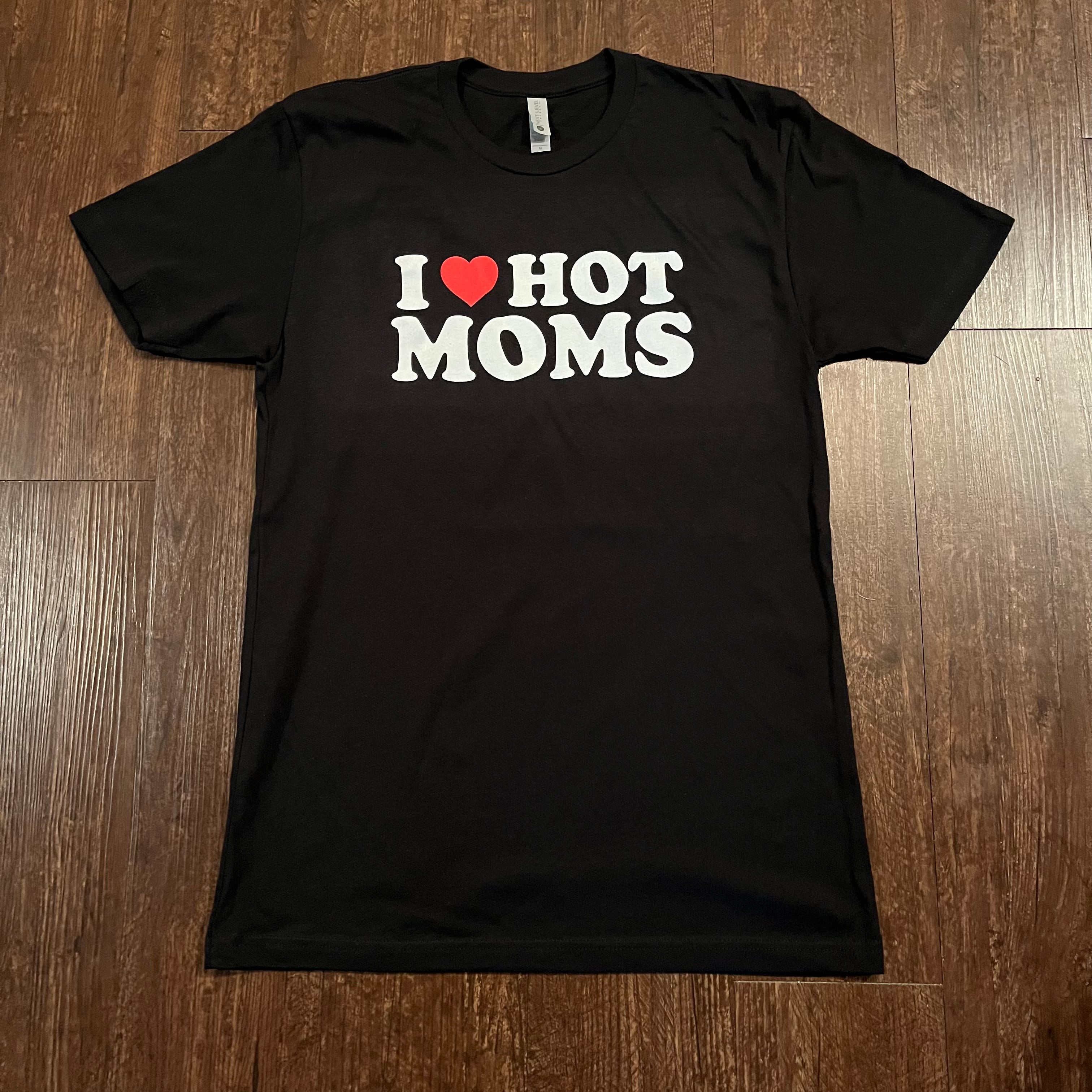 I ❤️ Hot Moms // Tshirt